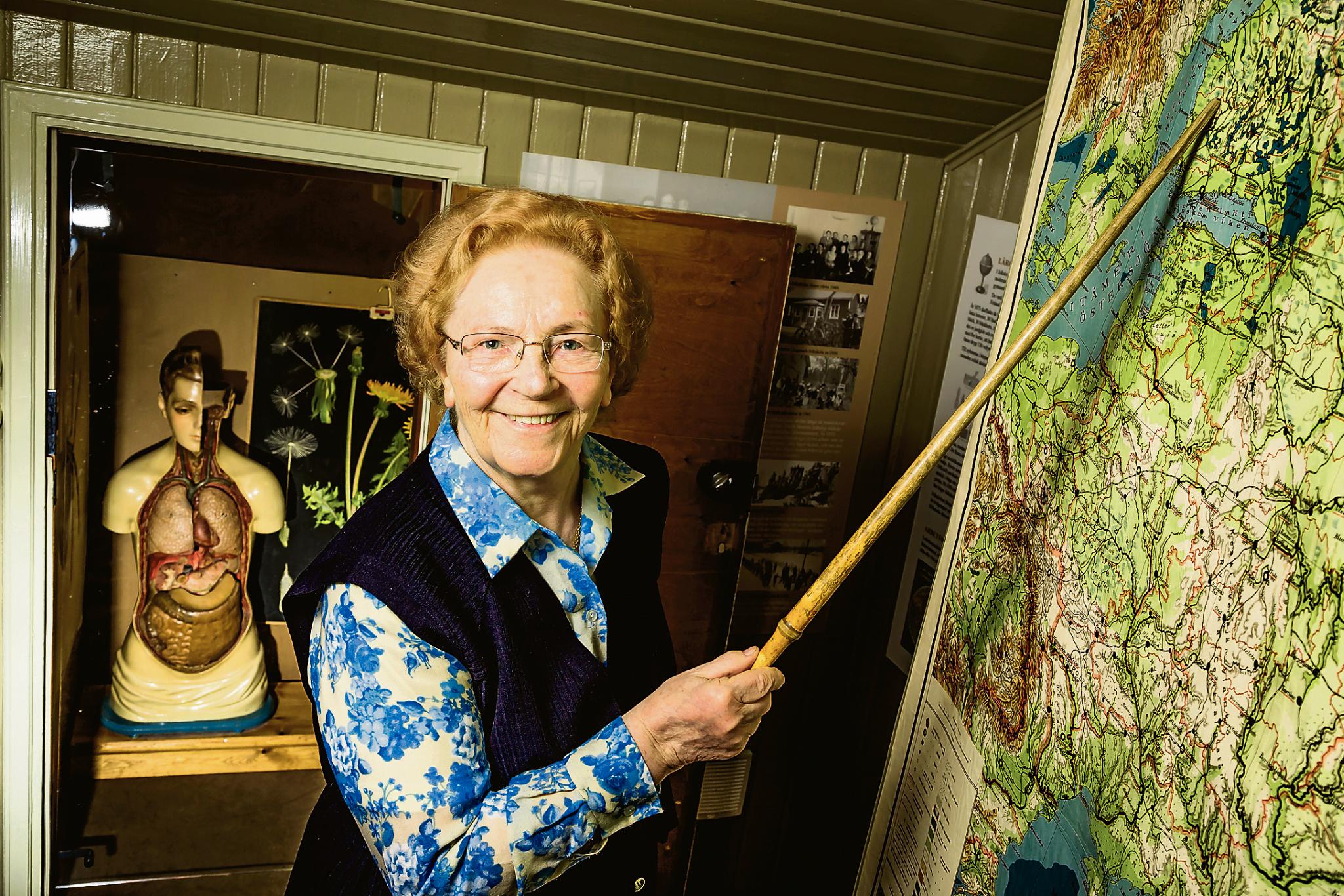 Kyläkoulun tunnelmaa. Espoolaisten koulumuistojen keräyshankkeen vetäjä Pirkko Kivimäki sukelsi historiaan koulumuseossa, joka sijaitsee Lagstad hembygdsgårdissa, Espoon vanhimmassa kansakoulurakennuksessa.