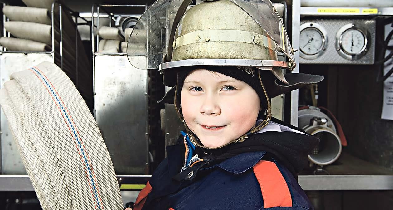 Tommy Peldánin, 8, mielestä paloauton kyydissä on kivaa.