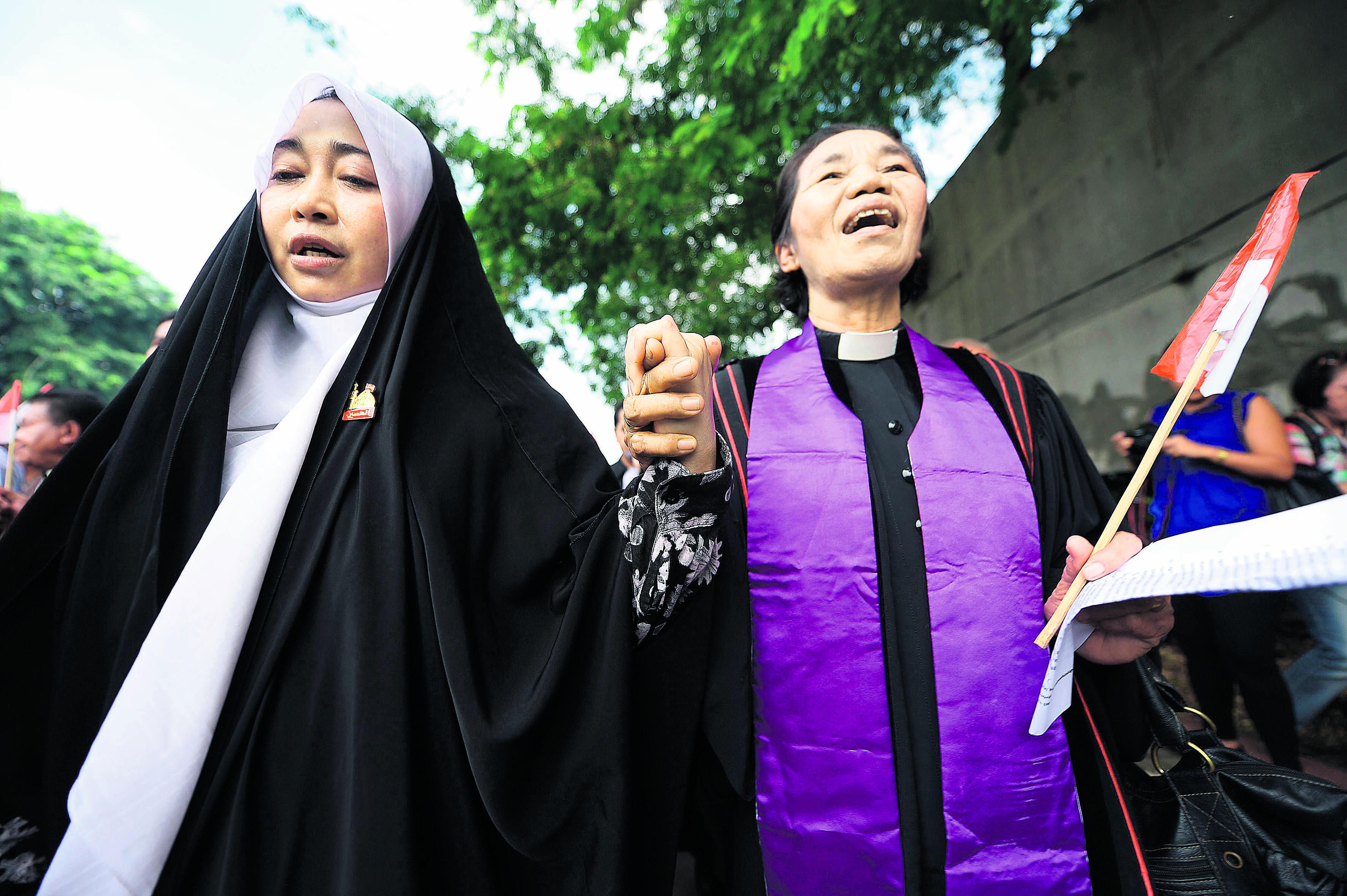 Yhteinen päämäärä. Kristitty (oik.) marssi käsi kädessä shiiamuslimin kanssa uskonvapauden puolesta viime viikolla Indonesian Jakartassa.