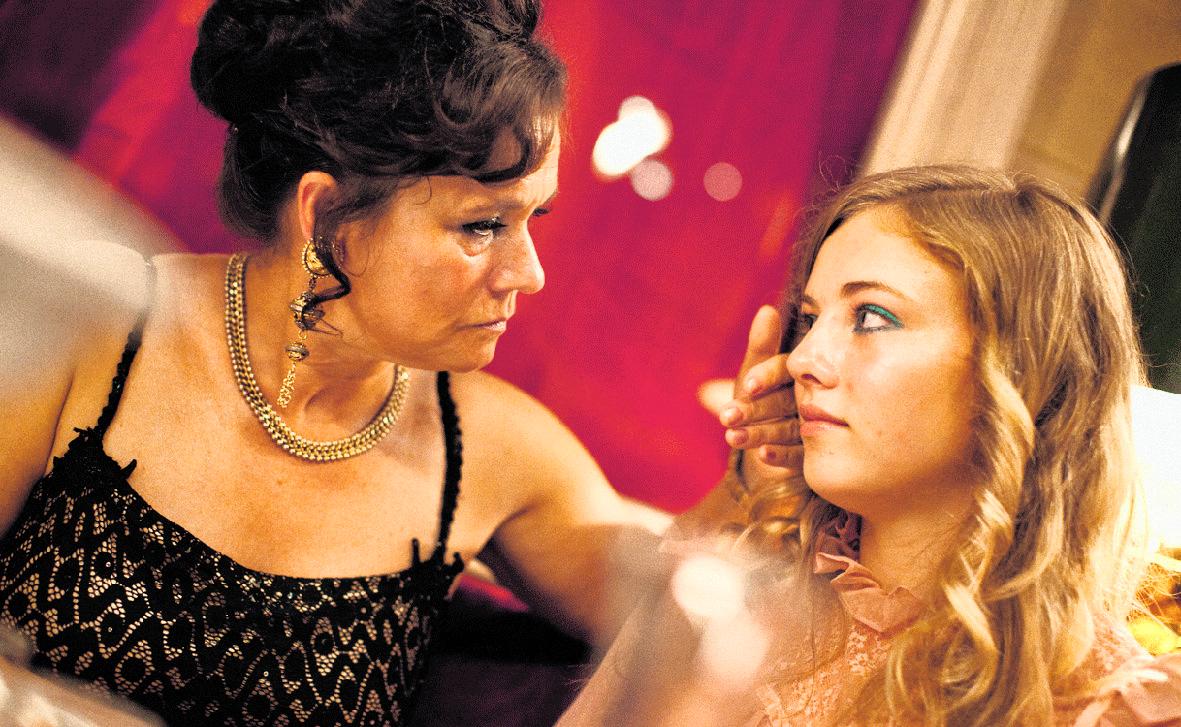 Olet erityinen. Pernilla August (vas.) välittää seuraa yhteiskunnan vallan-pitäjille. Teini-ikäinen Iris (Sofia Karemyr) on lupaava tulokas.