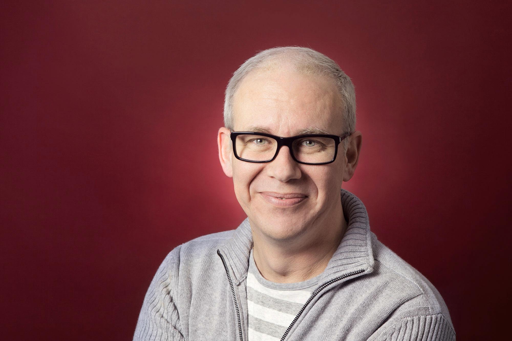 Uusi laulu. Jouluradion musiikkipäällikkö Mika Saarelainen etsii uutta suosikkisävelmää. Kuvaaja: Jani Laukkanen