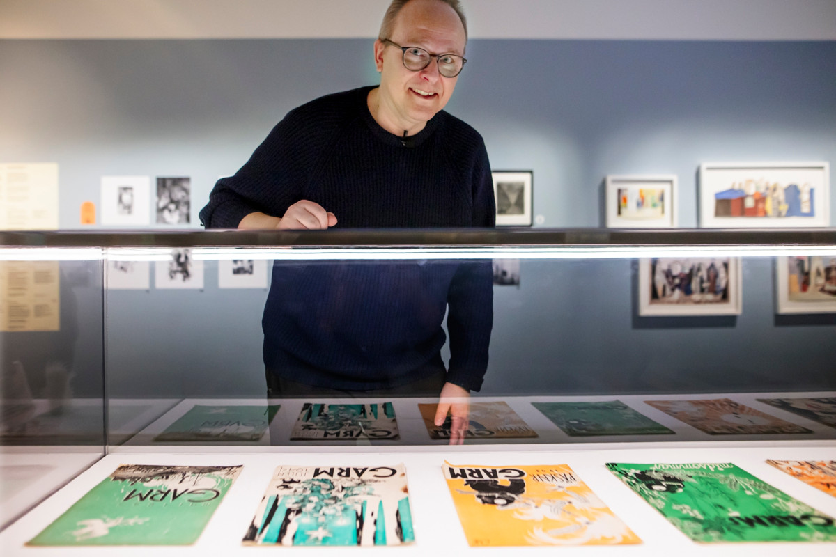 ”Katastrofiteemat vetoavat tällä hetkellä voimakkaasti”, Niko Huttunen sanoo. ”Sen huomaa myös rippikoulussa: kun 15-vuotiaat saivat valita keskustelunaiheen, he halusivat puhua sodasta ja rauhasta.” Etualalla näkyy Tove Janssonin piirtämiä lehtien kansia.