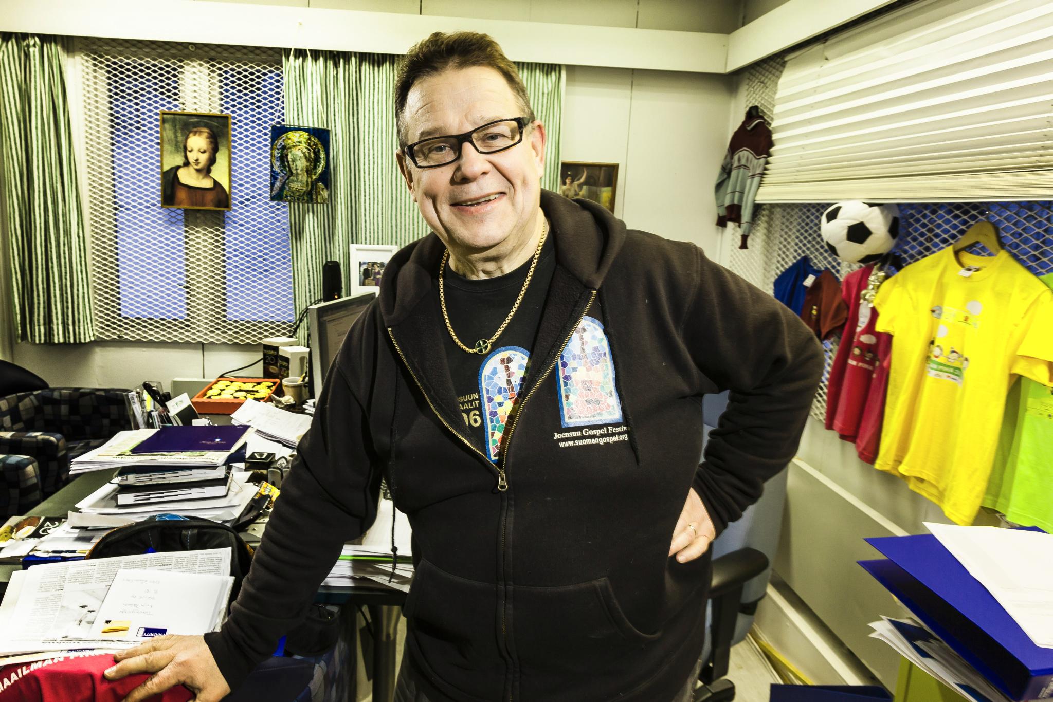 Huppariheppua naurattaa, että 60-vuotiaan ei varmaankaan pitäisi käyttää nuorisovaatteita. Hannu Hätösen olemukseen pukeutumistyyli sopii, ja työhuone kertoo hänen lennokkuudestaan loput. Kuva: Jukka Granström