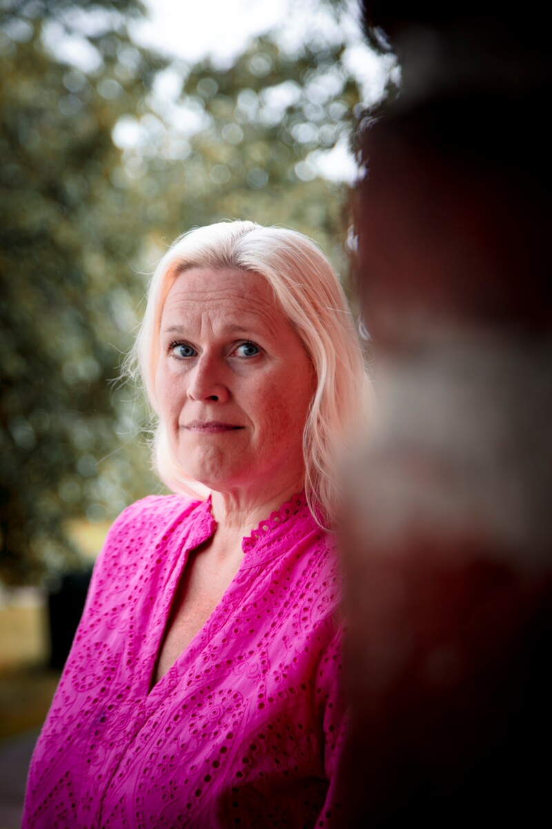 Myös lähisuhdeväkivallan tekijät tarvitsevat apua. Koska resursseja on niukasti, se kuinka paljon väkivallan tekijöiden auttamiseen halutaan käyttää rahaa, jakaa mielipiteitä. ”Väkivalta ei poistu sillä, että ihminen, joka on väkivaltainen, ei saa apua”, Pirjo Suhonen sanoo. 