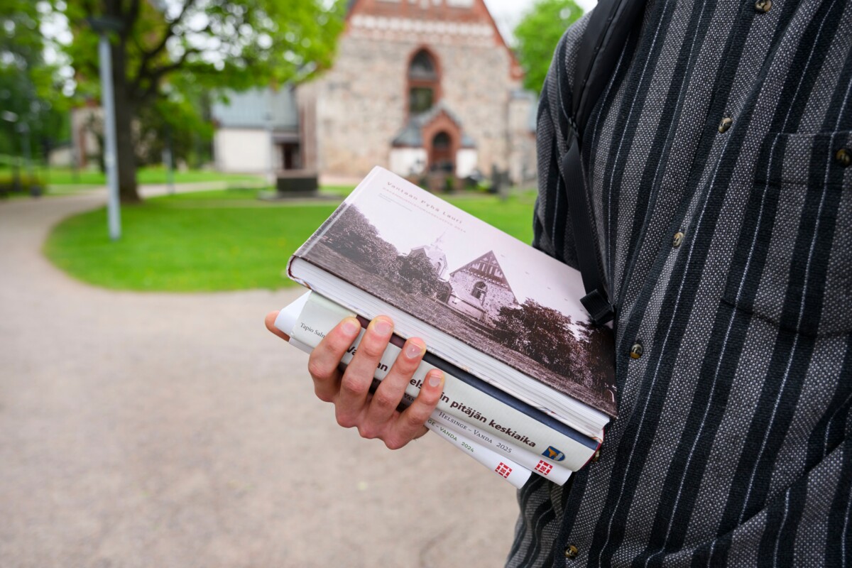 Kirjoista löytyy tietoa Vantaan Pyhän Laurin kirkon ja sen ympäristön historiasta.