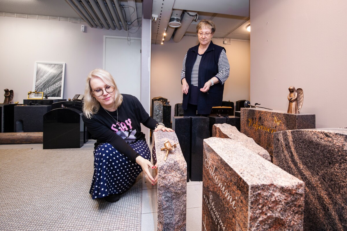 Toimittaja Kata-Riina Heinonen-Tricarico halusi suunnitella itselleen hautakiven. Yrittäjä Nina Åbergin mukaan vain harva miettii hautakiveään, vaikka niin kannattaisi tehdä.
