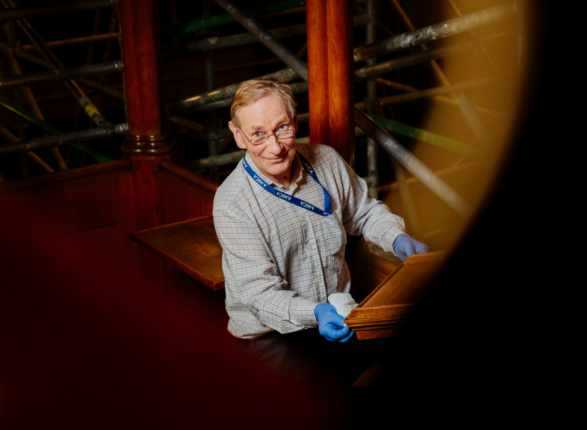  Huonekalukonservaattori Lassi Koivunen puhdistaa Johanneksenkirkon saarnastuolia. 