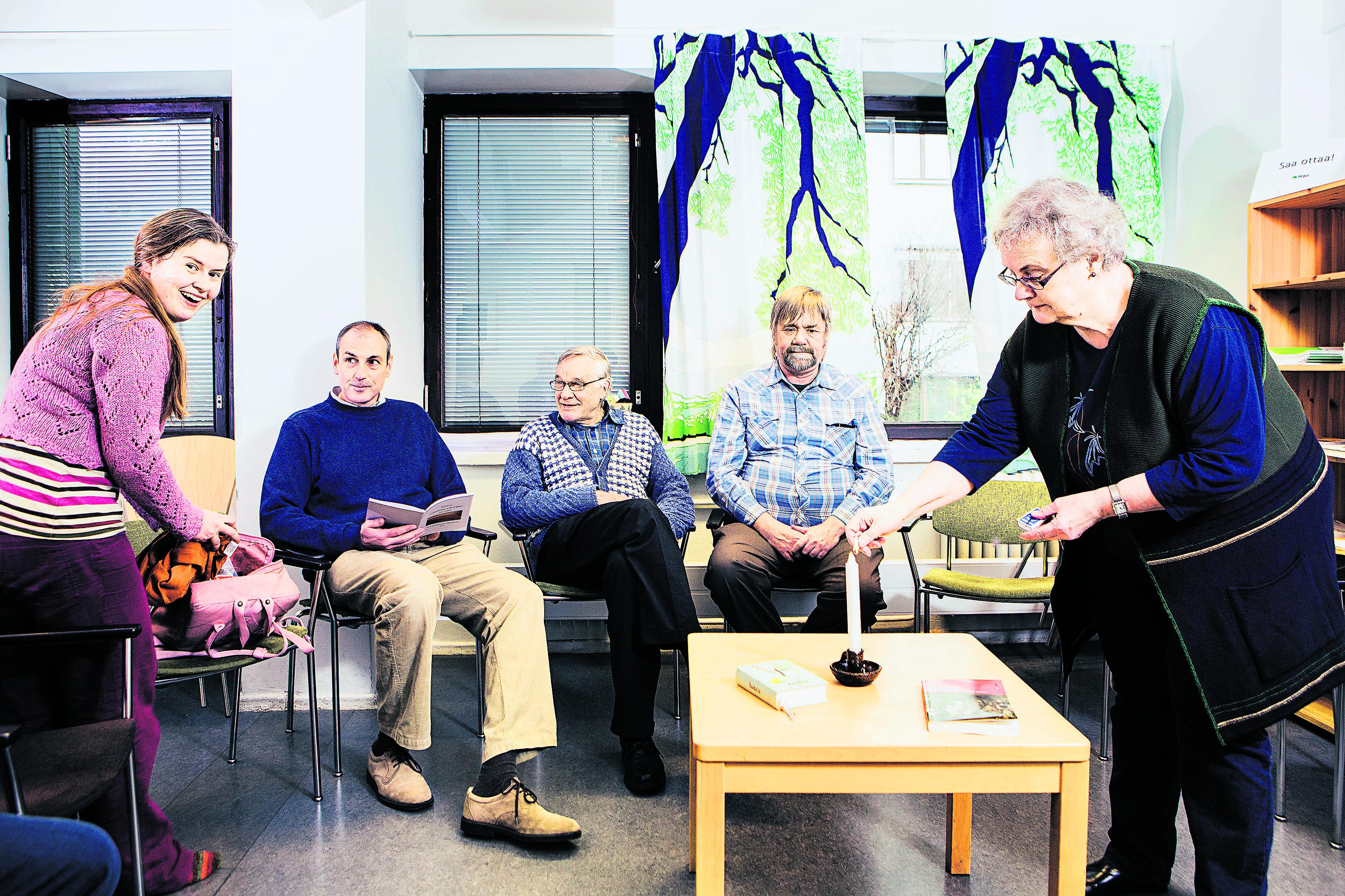 Valon meditaatio. Rukous ja hiljentyminen ovat olennaisia kveekarihartaudessa. Aino Vesanen (vas.), Duncan Heathfield, Matti Mäkelä, Kimmo Wilska ja Maija Mäkelä etsivät tunnetta rauhasta, voimasta ja jakamisesta.