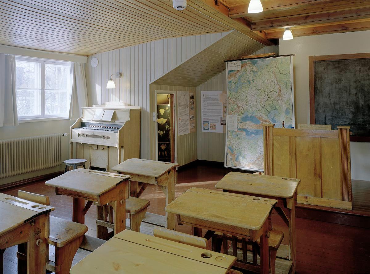 Espoon vanhimmassa kansakoulussa voi viipyillä vähän vanhemmissa koulutunnelmissa.
