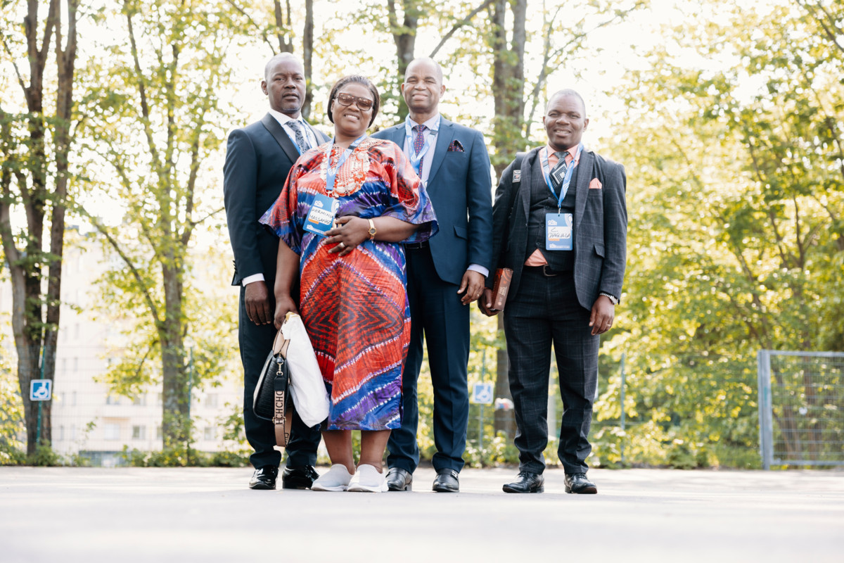 Jose Massango (vas.), Herminia Massango, Custódio Tivane ja Constantin Chaguala saapuivat Helsinkiin Mosambikista.