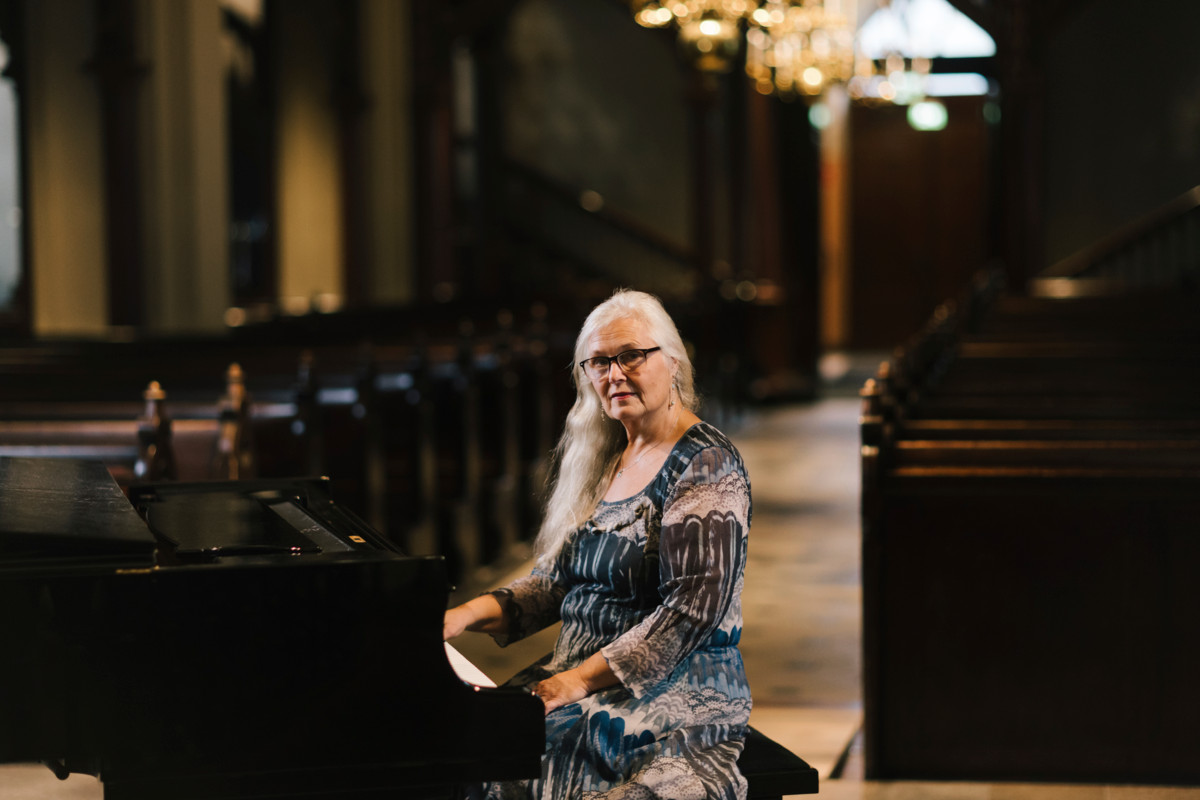 Terje Kukk tutustui aitiopaikalla virolaisen säveltäjän teoksiin jo pienenä pianistina. Hänellä on kaunis ja historiaa huokuva työympäristö Vantaan Pyhän Laurin kirkossa.