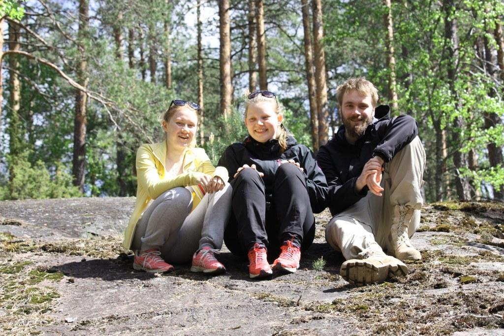 Luontoriparin isosia Jessica Nyström, Pihla Pulkkinen ja Ville Lehonmaa. Kuva Anna Äystö