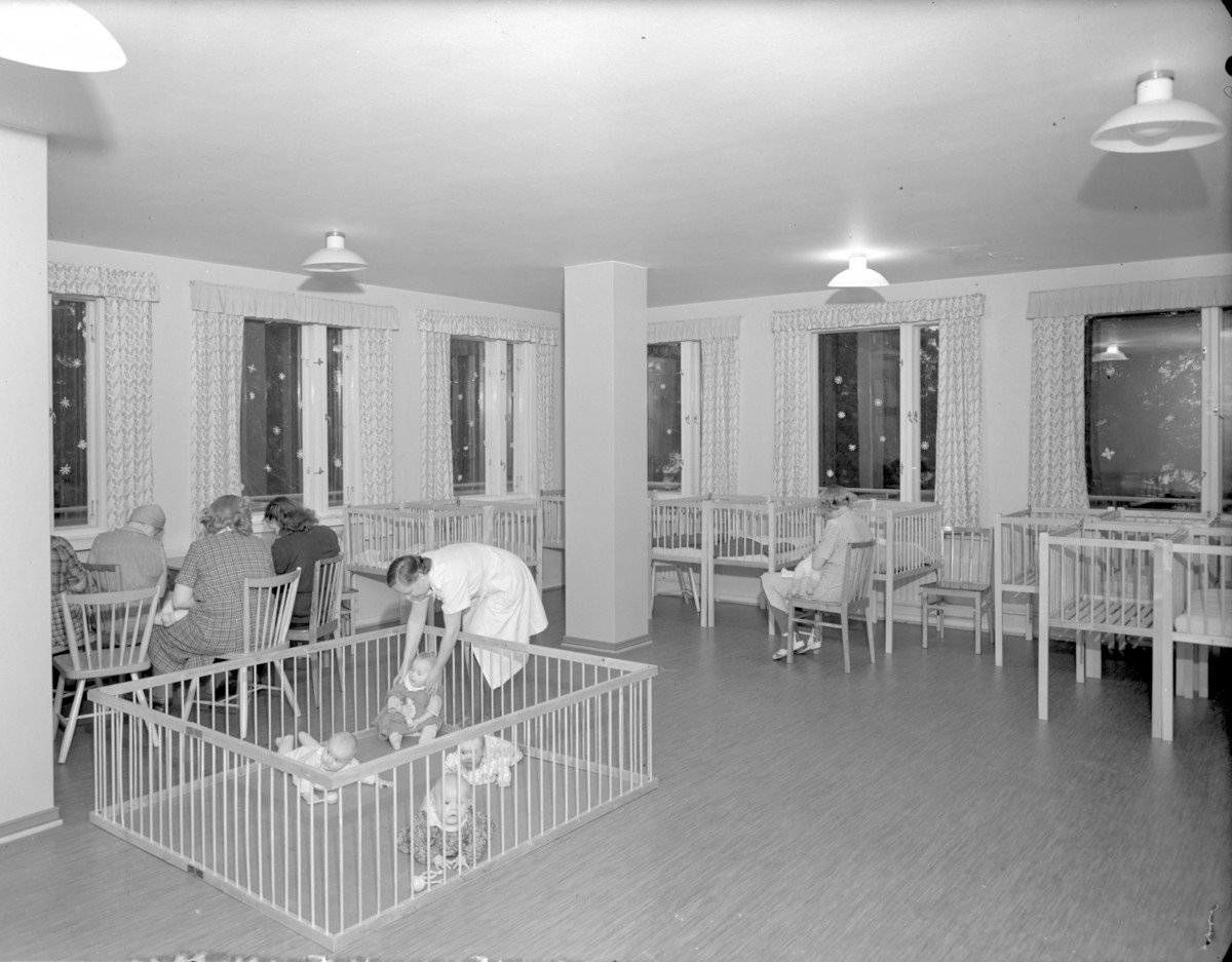 Ensimmäinen ensikoti, jossa autettiin aviottomia äitejä ja heidän lapsiaan, perustettiin Helsinkiin vasta vuonna 1942. Kuva on vuodelta 1951, ja se on otettu Tampereen ensikodissa. Kuva: Vapriikin kuva-arkisto. 
