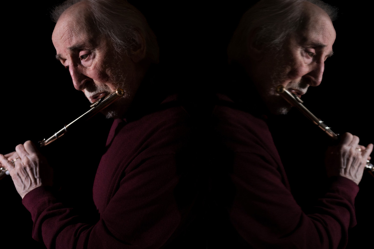 Jos Juhani Aaltosella on huilu mukana, hän haluaa mieluummin soittaa kuin puhua.