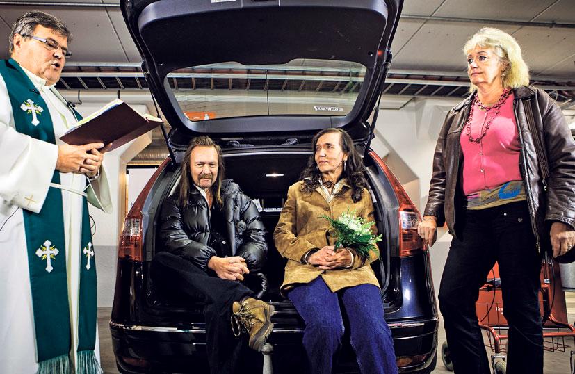 Drive in! Juha Salin ja Merle Saksman-Salin saivat toisensa Prisman parkkihallissa. Erikoinen vihkipaikka oli kirkkoherra Sakari Enroldin idea. – Meidät yllätti täysin, että vihkipareja tuli näin paljon. Kolme pariskuntaa vihimme parkkihallissa ja 20 toimitila Paikassa, joka sijaitsee tässä parkkihallin tasolla. Kuva: Jani Laukkanen