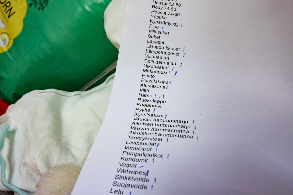 Paperittomien äitiyspakkaus sisältää muun muassa vaatteita vauvan ensimmäiseen vuoteen, vaippoja, kondomeja, kuukautissuojia, perusrasvaa, sinkkivoidetta ja kynsisakset. Pakkauksessa on mukana hieman enemmän tuotteita kuin Kelan äitiyspakkauksessa.