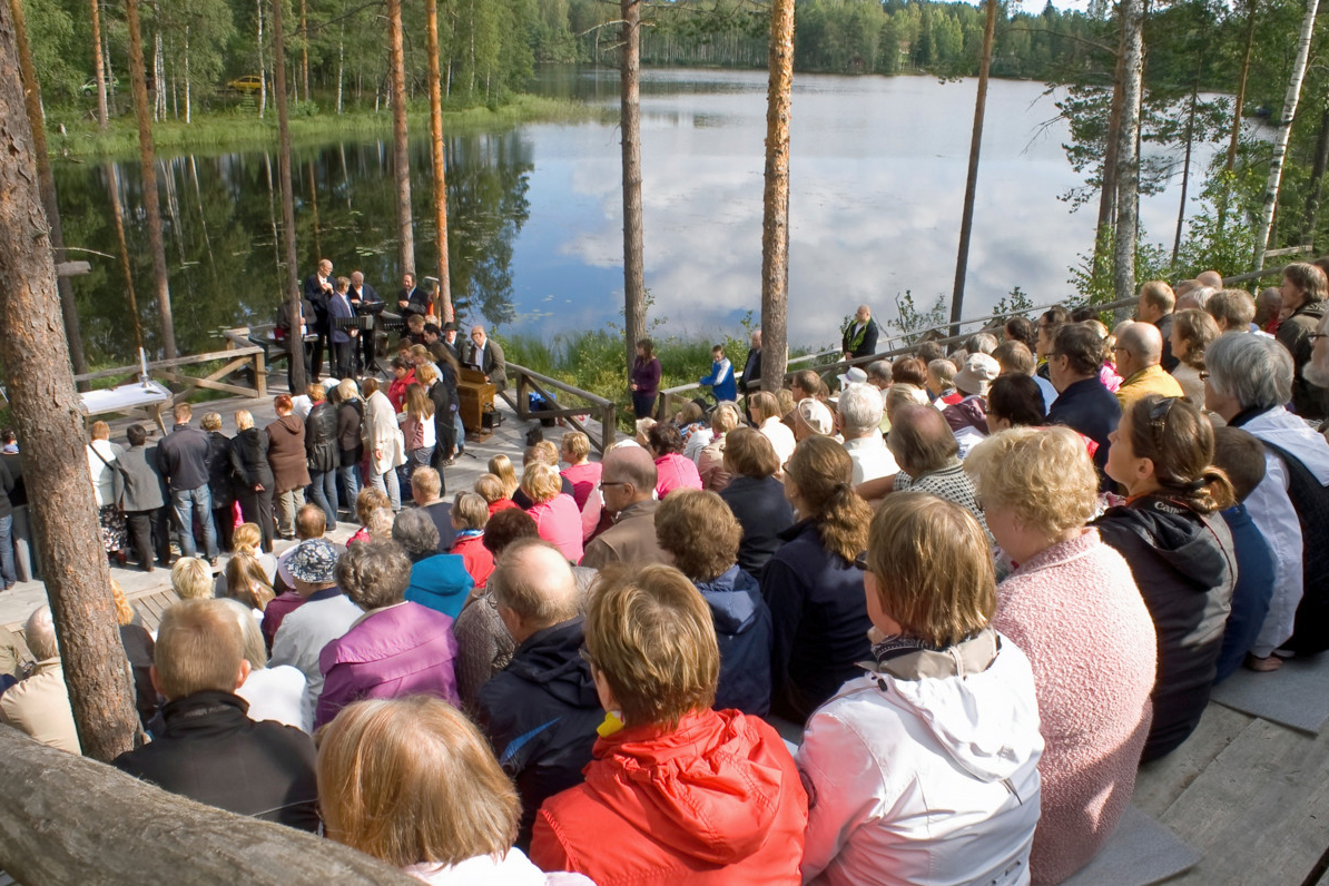 Mäntyharjun seurakunta on järjestänyt  luontokirkossa mm. kouluun lähtevien siunaamisia. Kuva: Eero Kantola
