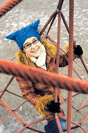 Katja Viberg tietää, että jo päiväkoti-iässä on hyvä opetella esimerkiksi jätteiden lajittelua ja toisen huomioon ottamista. Kuva: Saara Vuorjoki