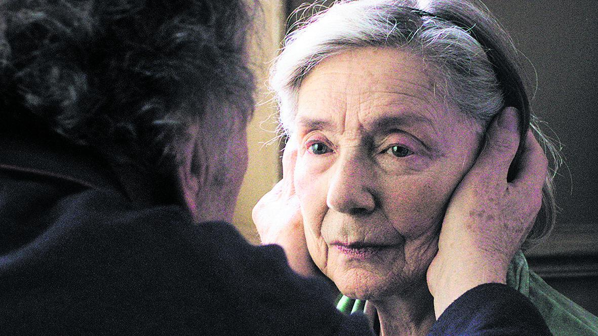 Kaikki muuttuu. Äkkiä Anne-vaimo vain tuijottaa eteensä mihinkään reagoimatta. Georges huolestuu ja hätääntyy.