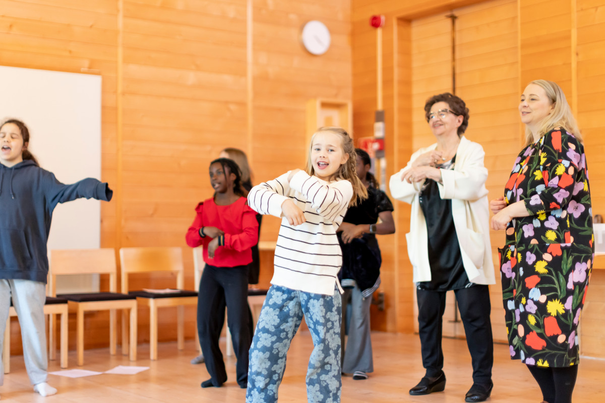 Kerttu Kantanen (kesk.), hänen äitinsä Ulla Kantanen (oik.) ja isoäitinsä Irma Isotalo (toinen oik.) Kerttu laulavat Viikin kirkossa. 