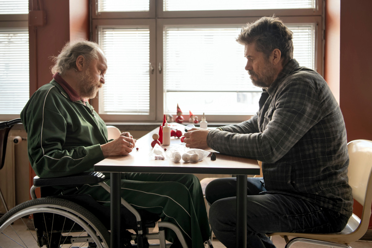 Lapsuudenystävät Tomi Lindfors ja Tommi Korpela esiintyvät yhdessä uudessa Isänpäivä-elokuvassa, jossa osa näyttelijöistä on amatöörejä ja osa ammattilaisia.