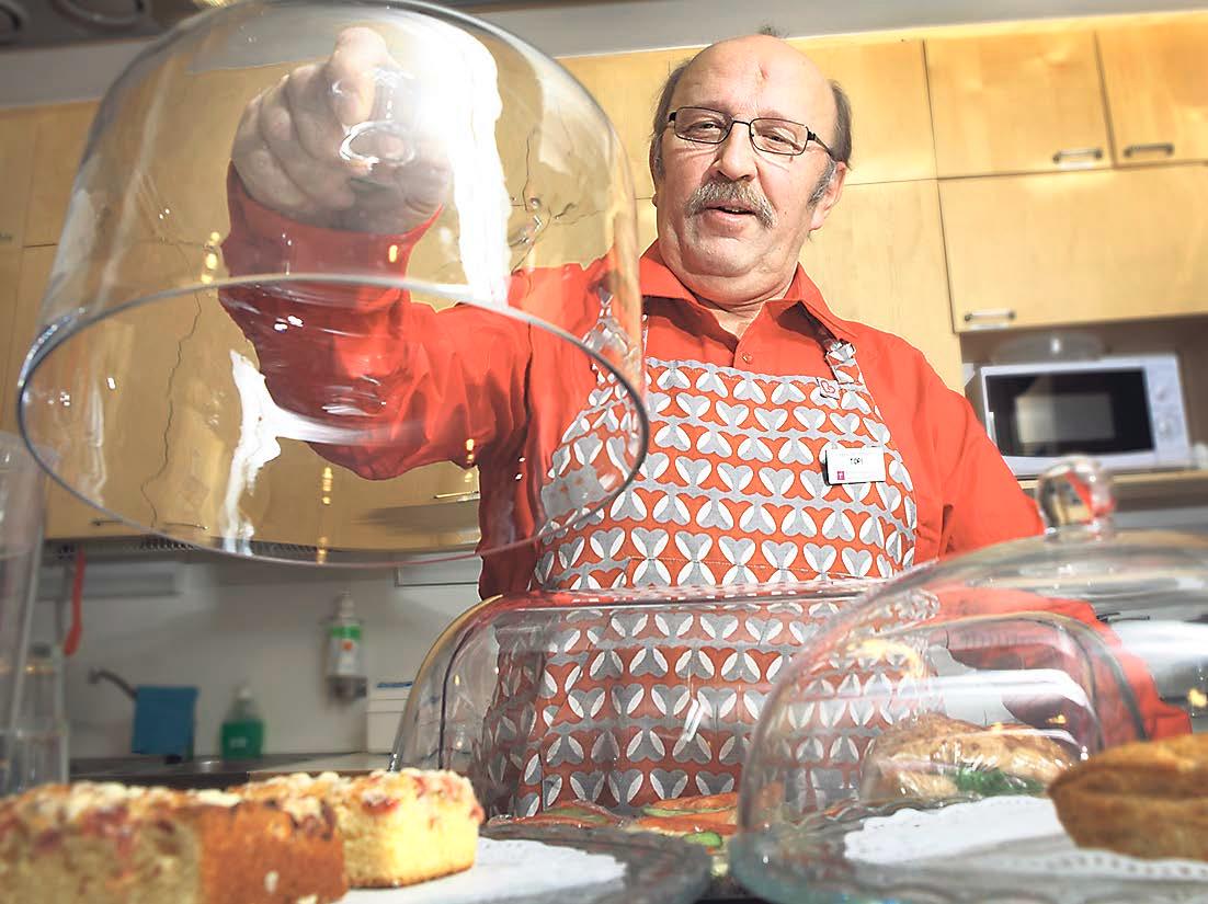 Toivo Pennanen toimii vapaaehtoisena Kirkonkulmassa Korson kirkolla.