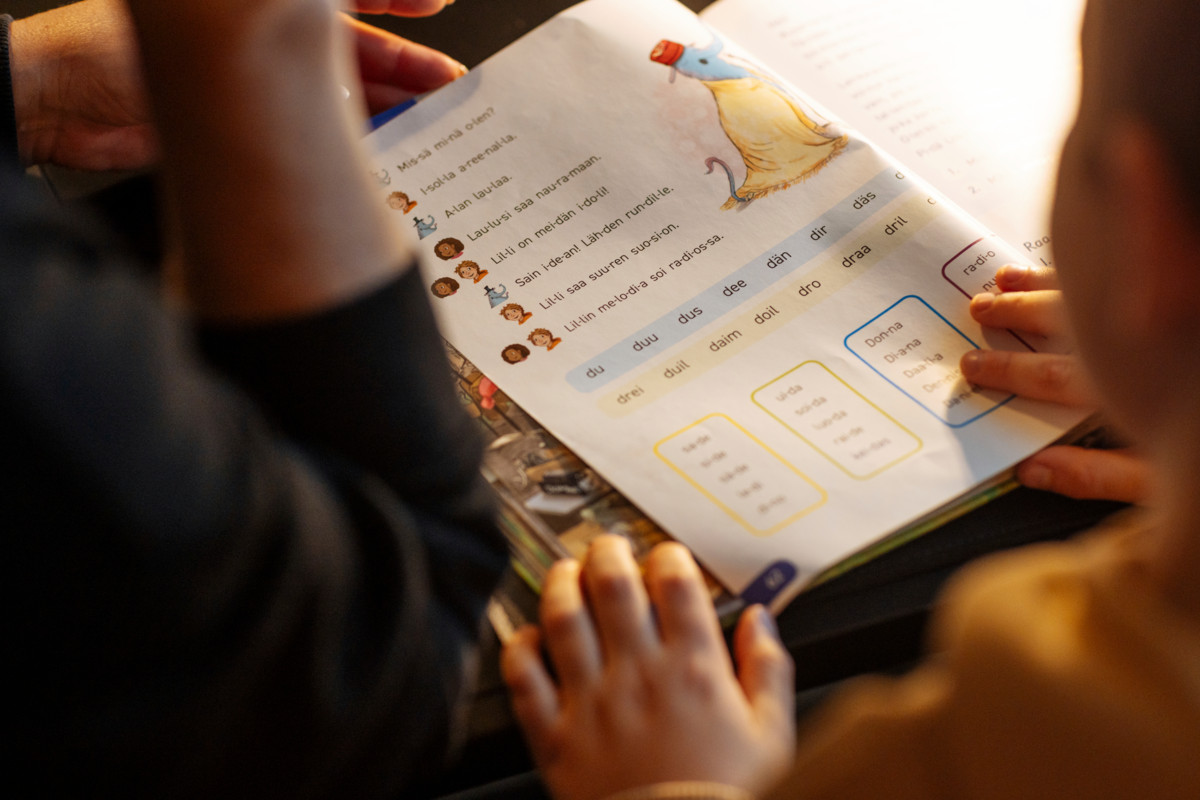 Kristi haluaa antaa ekaluokkalaiselleen tavallisen, turvallisen arjen. Hänelle on tärkeää käydä ruokajakeluissa vain ilman tätä. ”Lapsen pitää saada olla lapsi, eikä jonottaa ruokaa äitinsä kanssa.”