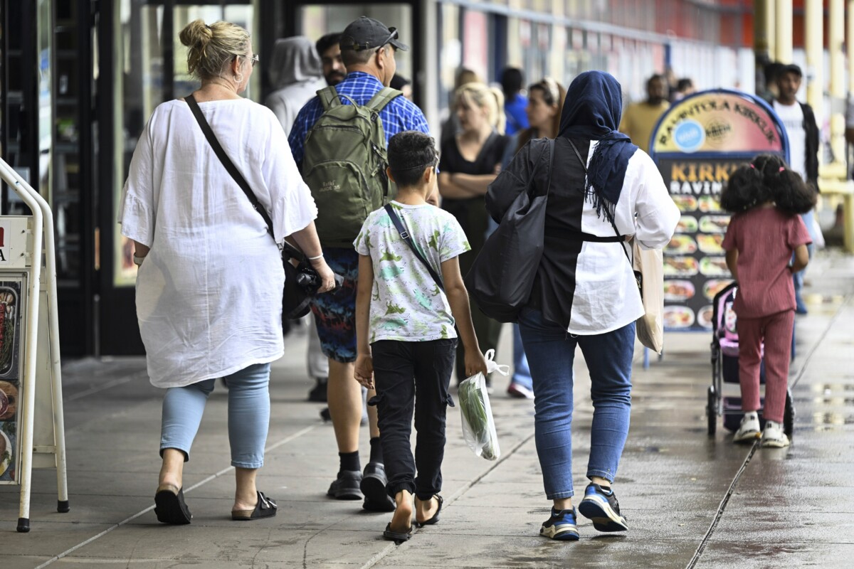 Ihmisiä Puhoksen ostoskeskuksessa Itä-Helsingissä elokuussa 2024.