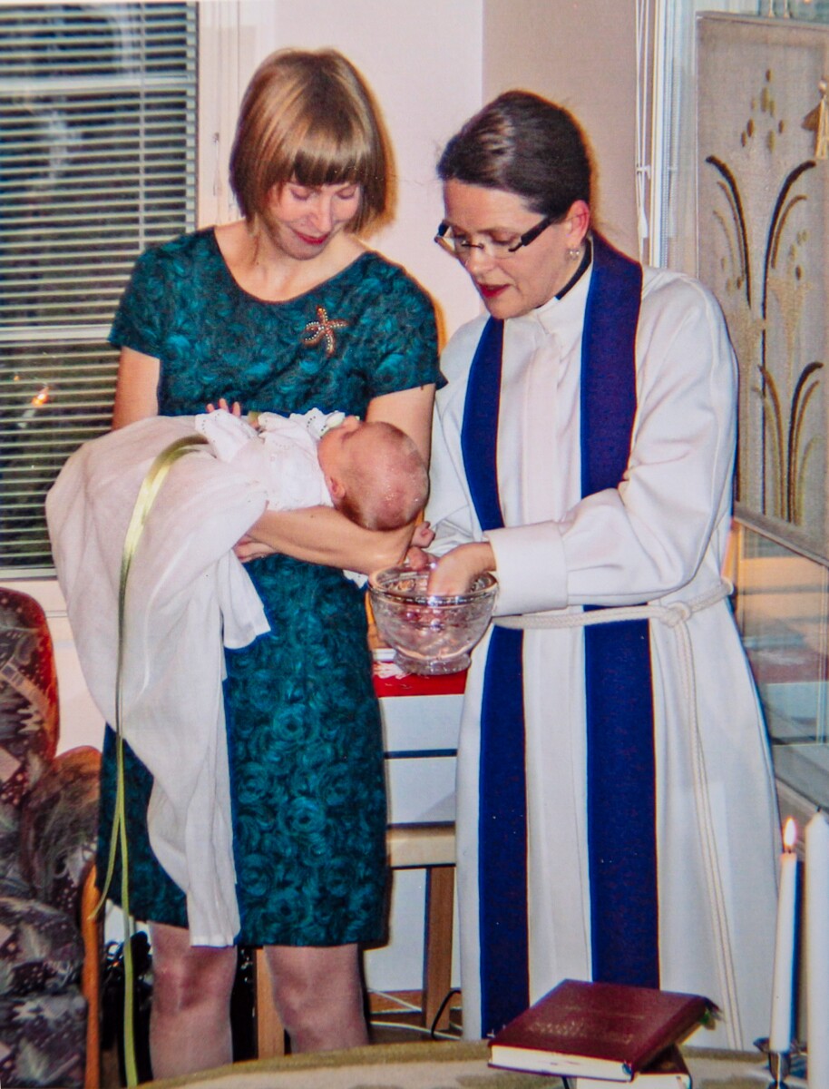Inka Kaakinen toimi Hanna Lehtipuun sylikummina joulun alla 2008. Kuvassa oikealla on kastepappi Anne-Maria Ranta-aho. Kuva: Hanna Lehtipuun kotialbumi.