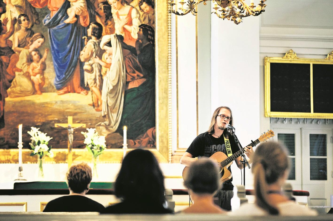 Ylistystä kesäillassa. Teri Mantere esitti kappaleitaan heinäkuun ensimmäisessä Rukouksen talo -illassa Vanhassa kirkossa.