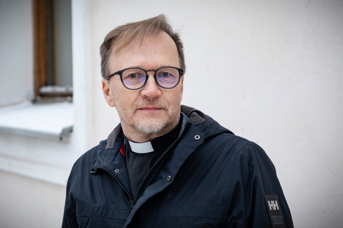 Jarmo Kokkosen mukaan pääkaupunkiseudulla ehtoollisviiniä kuluu vuosittain satoja litroja. Kuva: Esko Jämsä