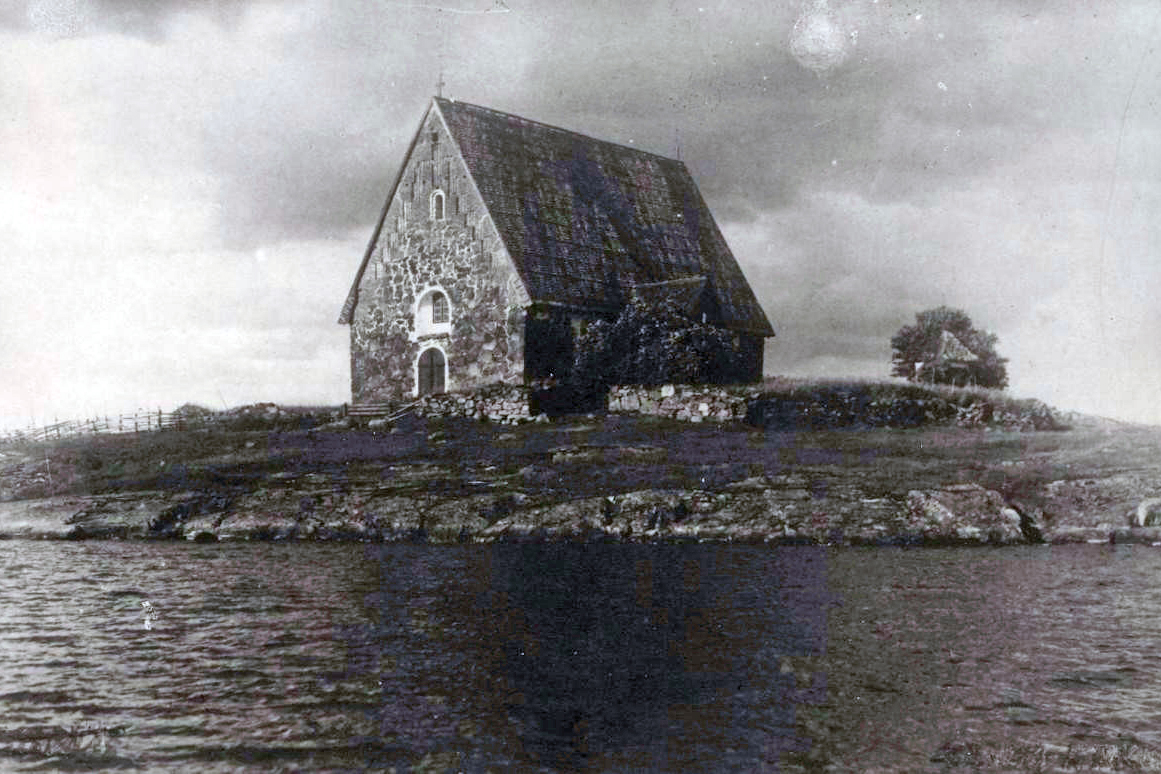 Tyrvään Pyhän Olavin kirkko eli Tyrvään vanha kirkko on rakennettu 1500-luvun alussa katoliseksi kirkoksi ja alun perin se sijaitsi saarella. Valokuva on otettu 1920–1931.  Kuva: Kuvakeskus/Sastamalan seudun museo