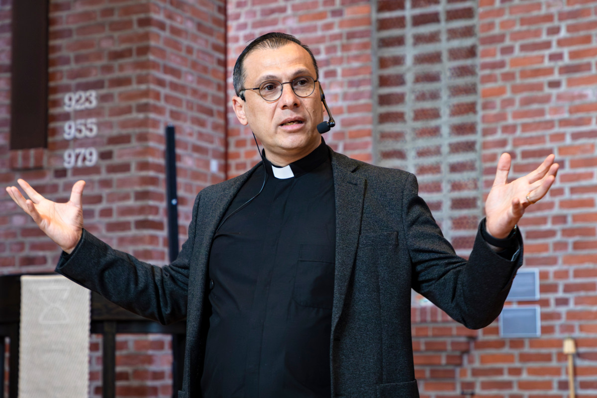 Munther Isaac puhui Leppävaaran kirkossa Espoossa seurakuntansa nuorisotyöstä, jonka yhtenä tavoitteena on saada nuoret palestiinalaiskristityt jäämään kotiseudulleen.