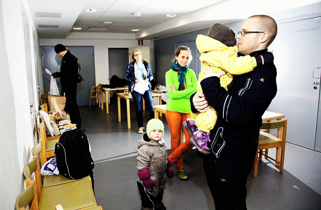 Tuukka Taskinen (takana), Minna Hannula, Maikki Viljanen-Pihkala sekä Lasse Kahila Liljan, 3, ja Helmin,1, kanssa tulivat hakemaan luomuruokatilaustaan Hakavuoren kirkolta.  