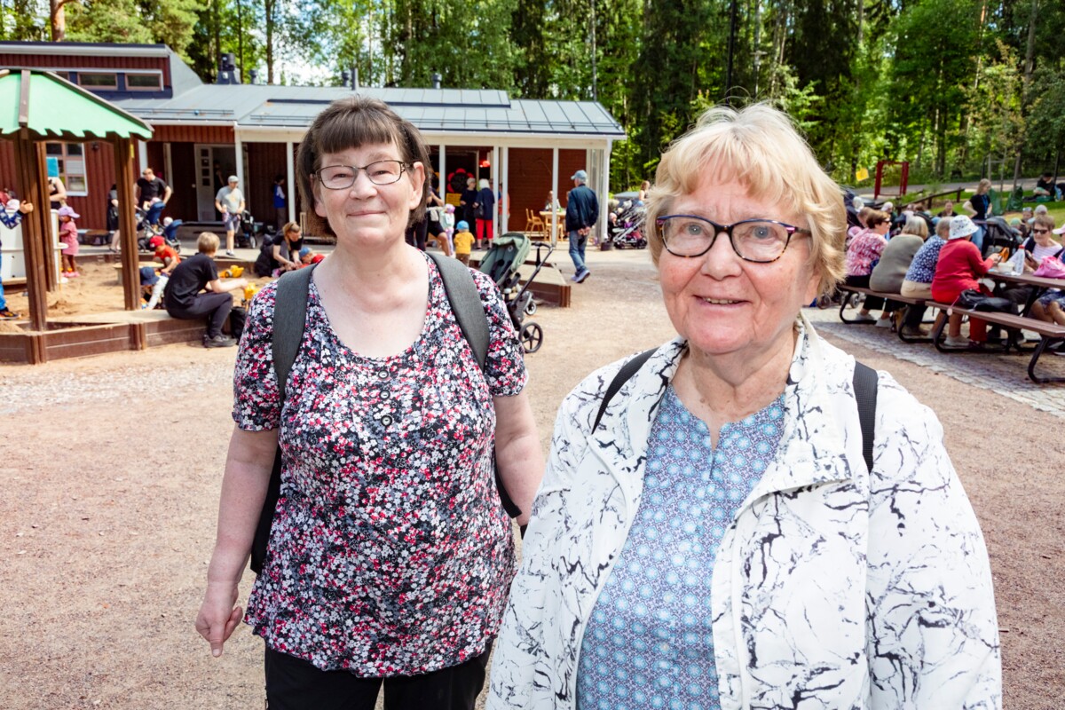Liisa Liminka (vas.) saapui ruokailemaan yhdessä ystävänsä Tuulikki Hildénin kanssa.