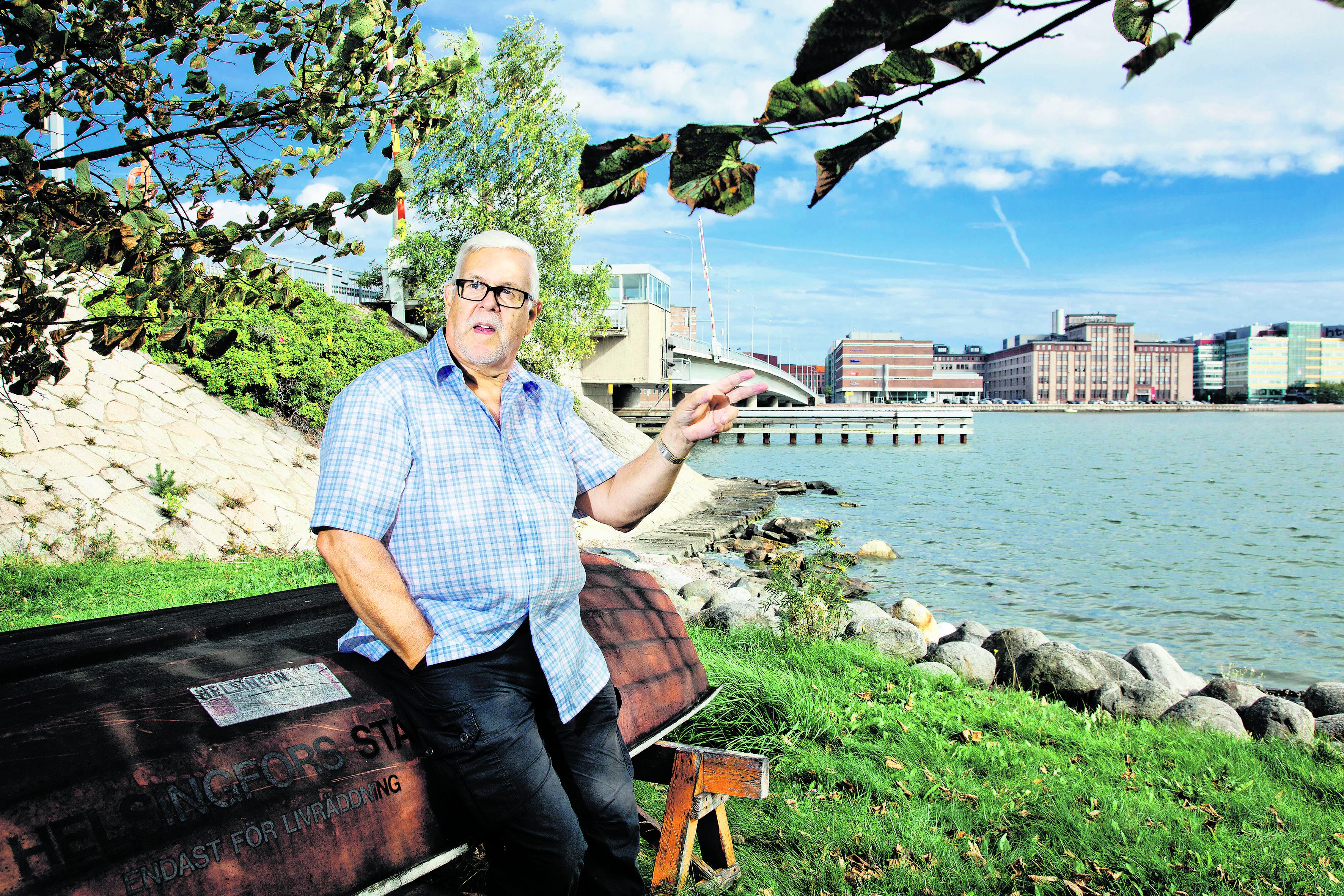 Lapsuuden maisemissa. Jos Lauttasaaren pojat livahtivat sillan yli manner-Helsinkiin, seurasi usein nyrkkipainiottelu. Vihollisiin lukeutuivat Punavuoren pojat ja ”hyryläläiset”. Kaj-Erik Fohlin muistaa 50-luvun elävästi.