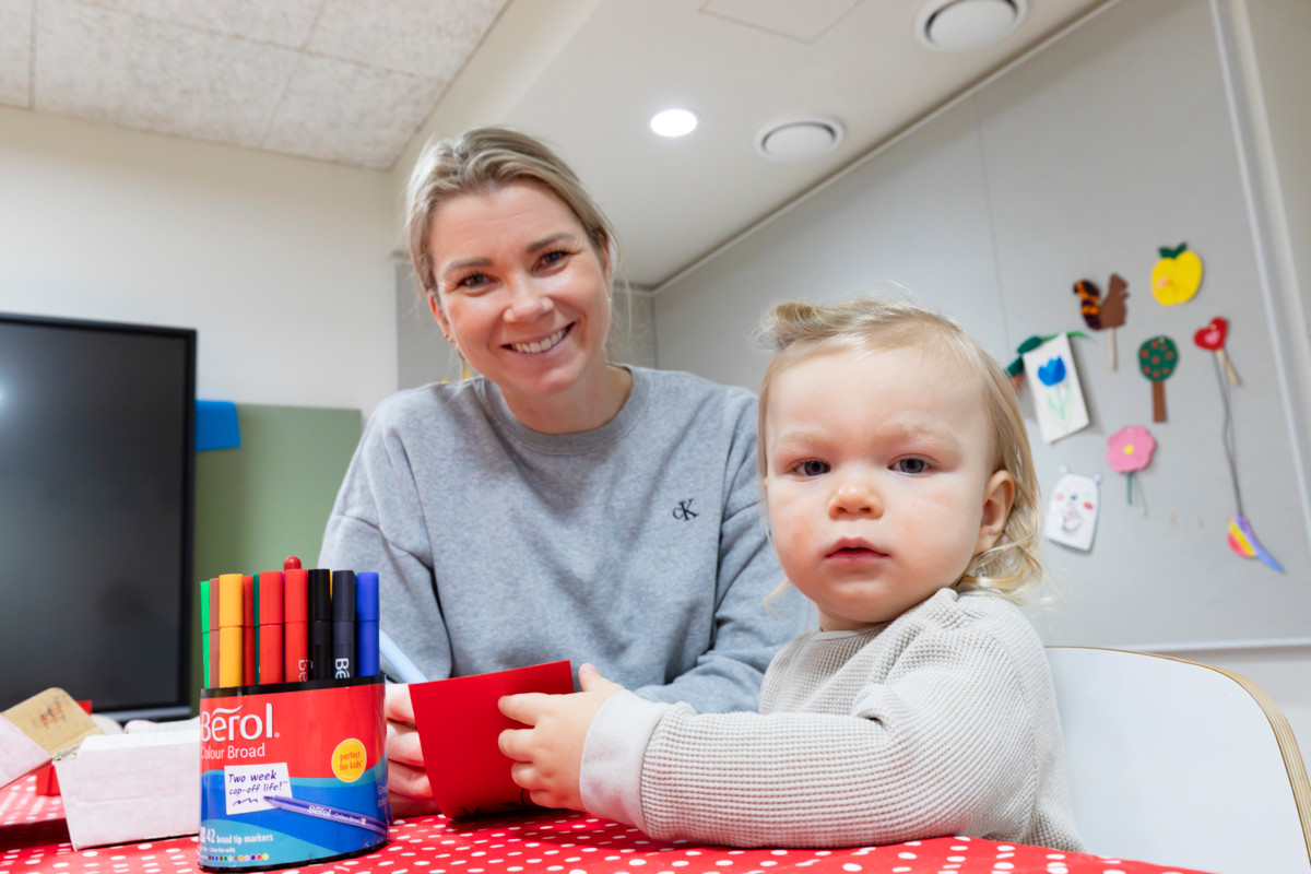 Heidi ja Elias Pentikäinen ovat käyneet kerhossa koko viime syksyn ajan.  ”Tunnelma on kiva, ja täällä voi olla rennosti”, sanoo Heidi Pentikäinen.