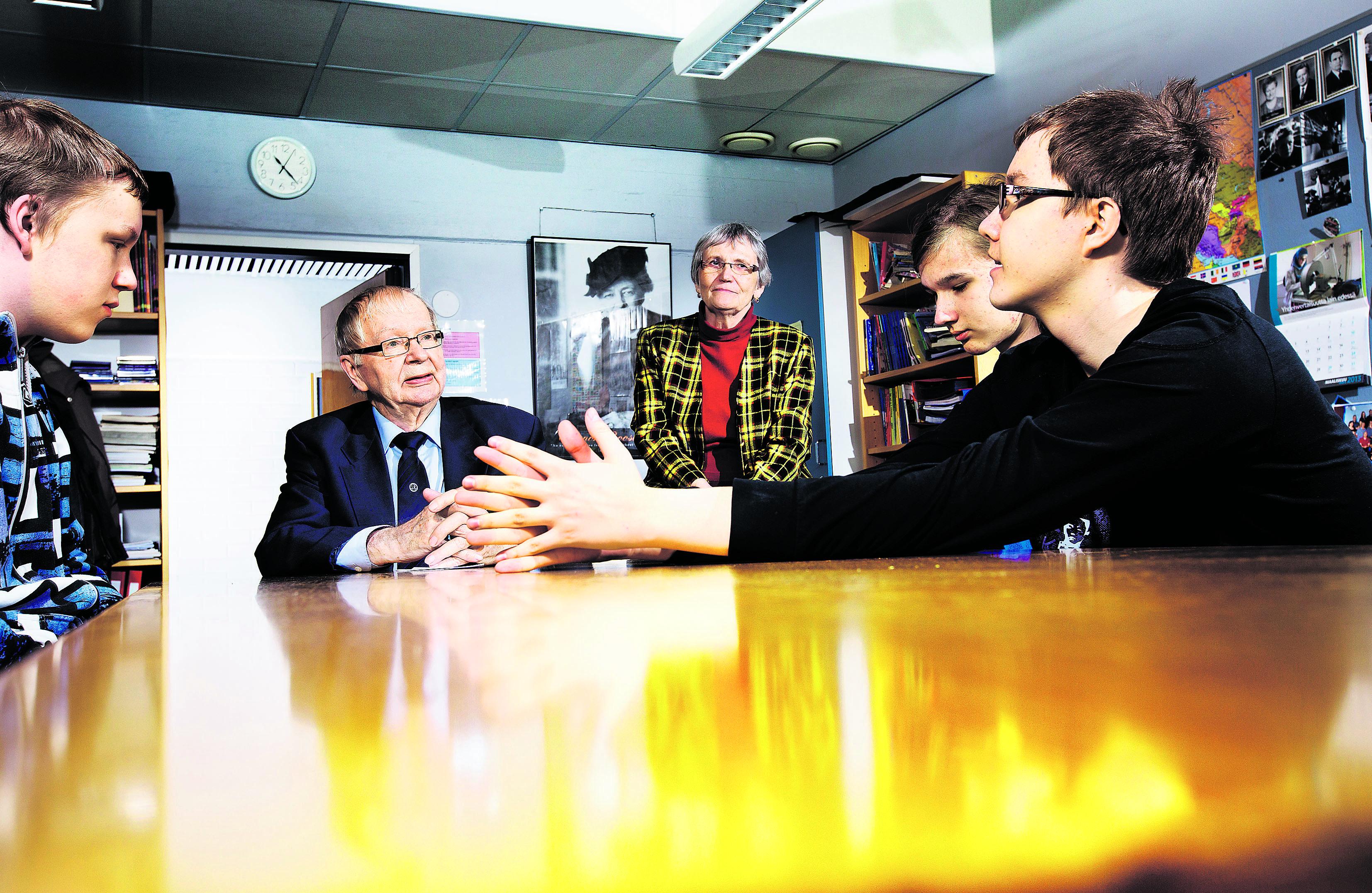 Lainassa. Myllypuron yläasteen yhdeksäsluokkalaiset Tero Sääski (vas.), Heikki Lampi ja Juhani Vedenpää tapasivat Elävä kirja -tapahtumassa sotaveteraani Antti Henttosen ja hänen vaimonsa Arja Suursalo-Henttosen.