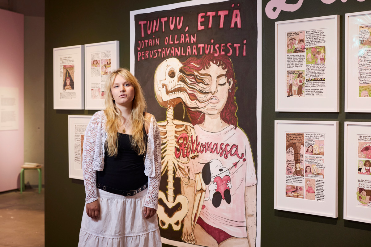 Riina Tanskasen uutuuskirjan nimikkosarjakuva Luokkakipuja käsittelee päähenkilön muuttoa pienestä kylästä suureen kaupunkiin opiskelemaan. ”Tarinan tyttö potee haamukipua aiemmasta elämästään ja pelkää olevansa vääränlainen uusien opiskelukavereidensa seurassa”, Tanskanen kertoo.