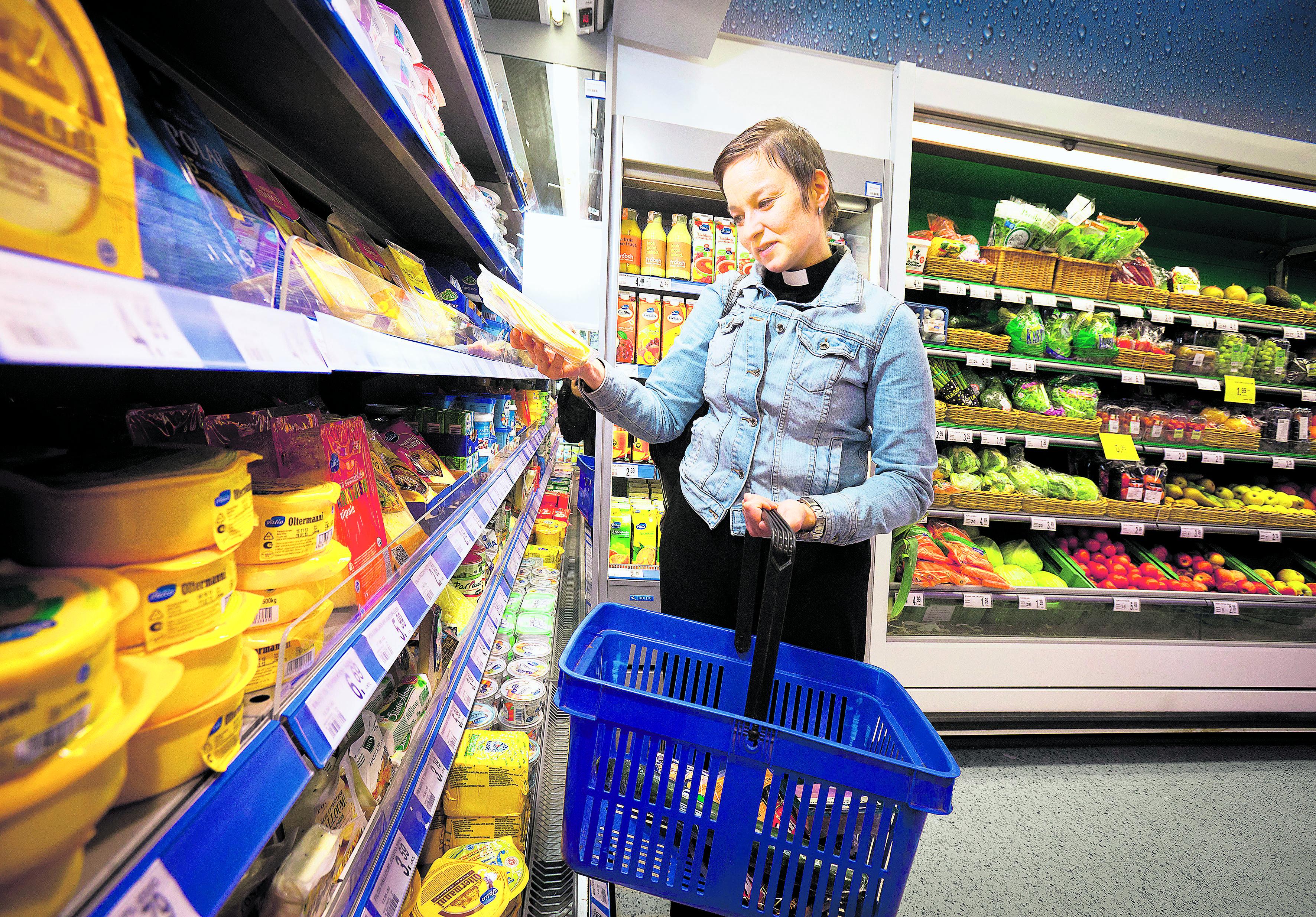 Riittävä palkka. Papin palkka on Minna Tuomisen mukaan hyvä verrattuna vaikkapa diakonien palkkaan. – Asuntolainan takia joudun tekemään kuitenkin muita töitä lisäksi. En ole halunnut papiksi rahan takia. Papin työ on merkityksellistä ja haastavaa.