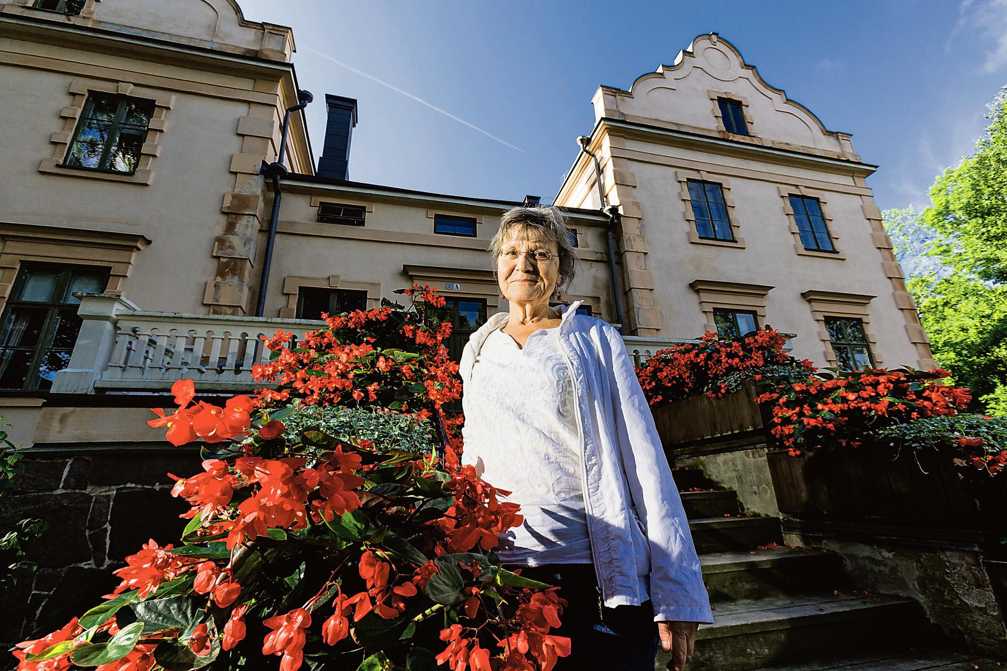 Sokeritehtailijan huvilan pihalla. Albergan kartano on Leppävaaran maamerkki ja tunnistettava symboli. Arja Salmelle se on myös monien kotiseututyöhön liittyvien toimien koti.