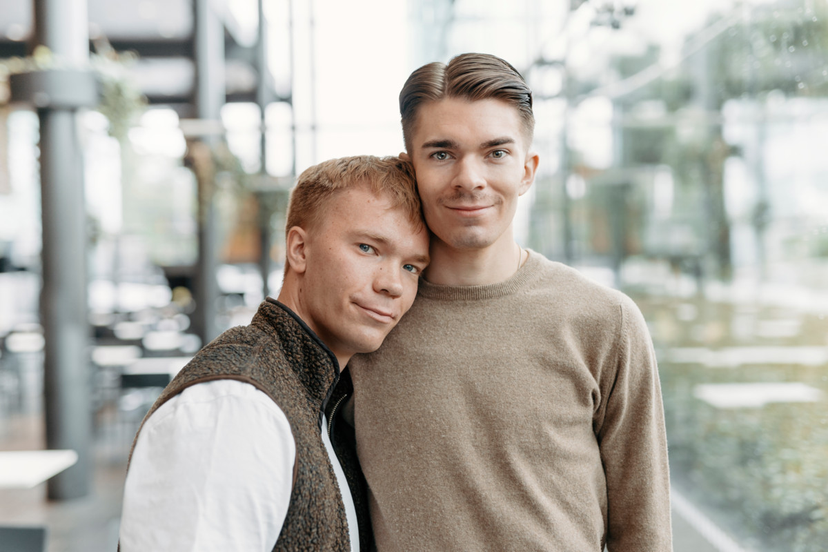 Jere Posti, 29, ja Oskari Nivala, 28, pitävät parisuhteensa etenemistapaa ja tulevaisuudenhaaveitaan tosi tavallisina. ”Elämänvalintamme edustavat aika perinteisiä arvoja”, Nivala sanoo. Kuva: Joonas Brandt