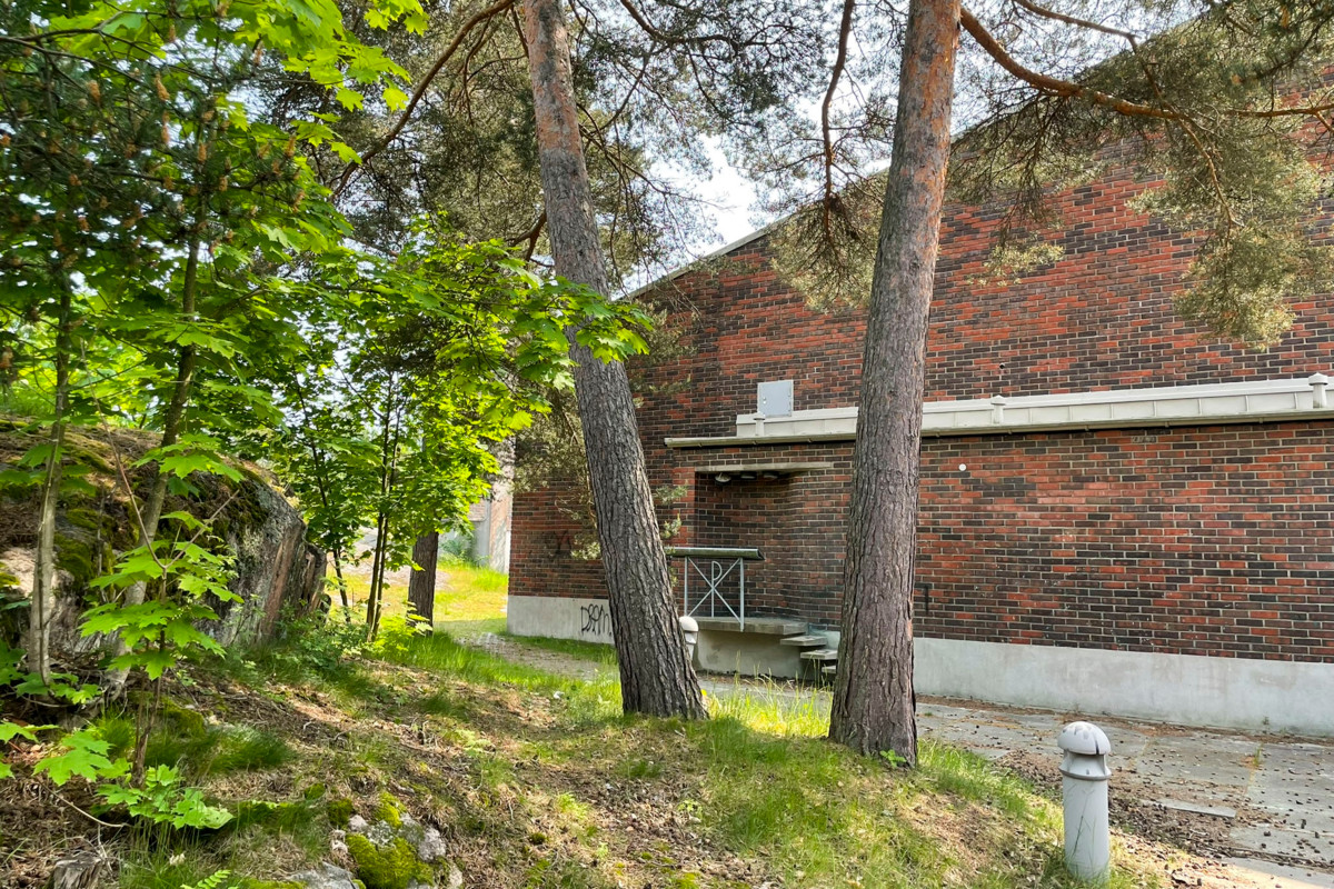 ”Jos kiinteistön yhteydessä on asuntoja, niin silloin rakennusta kohdellaan paremmin, vaikka se olisi pois käytöstä. Asutus vähentää ilkivaltaa ja kutsumattomien vieraiden liikuskelua alueella”, Osmo Rasimus sanoo.