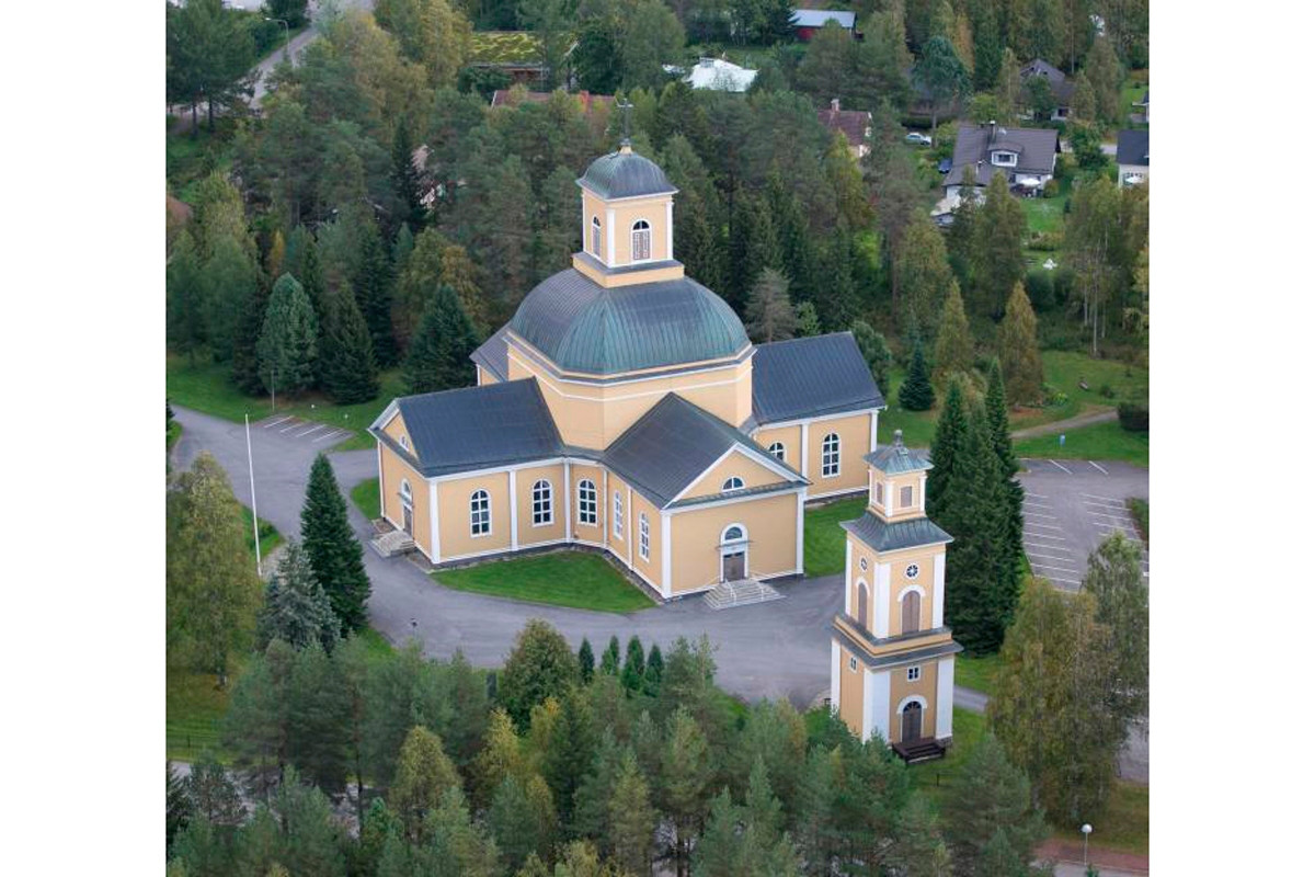 Kirkon kellotapuli on Carl Ludvig Engelin suunnittelema. Kuva: Kuhmon matkailu