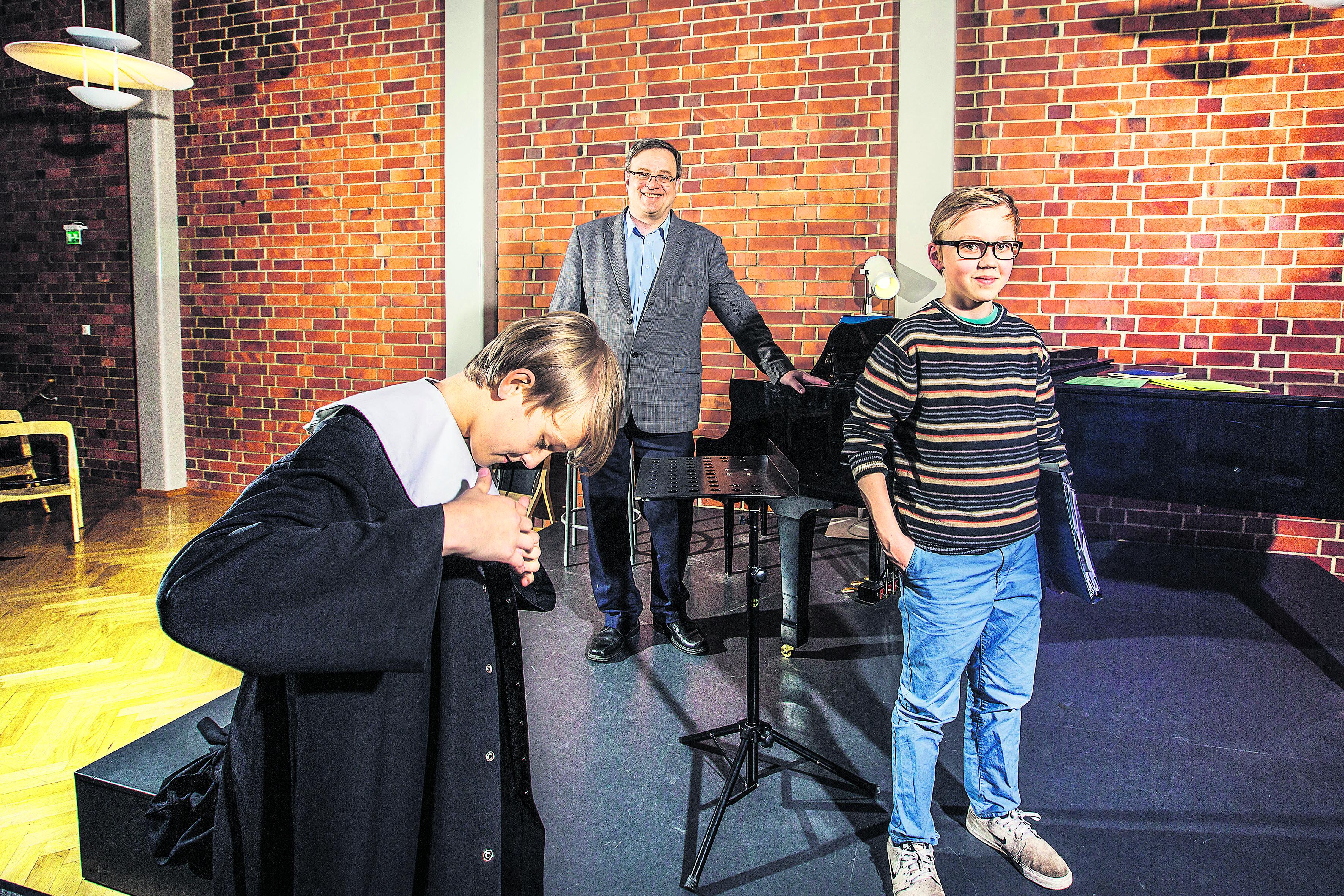 Valmiina laulamaan. Joonatan Pylkkönen (oik.) ja Nemo Mannermaa esiintyvät Cantores Minoresissa Itämeren ja Pohjolan poikakuorofestivaalilla. Kuoronjohtaja Hannu Norjanen luotsaa tapahtumaa.