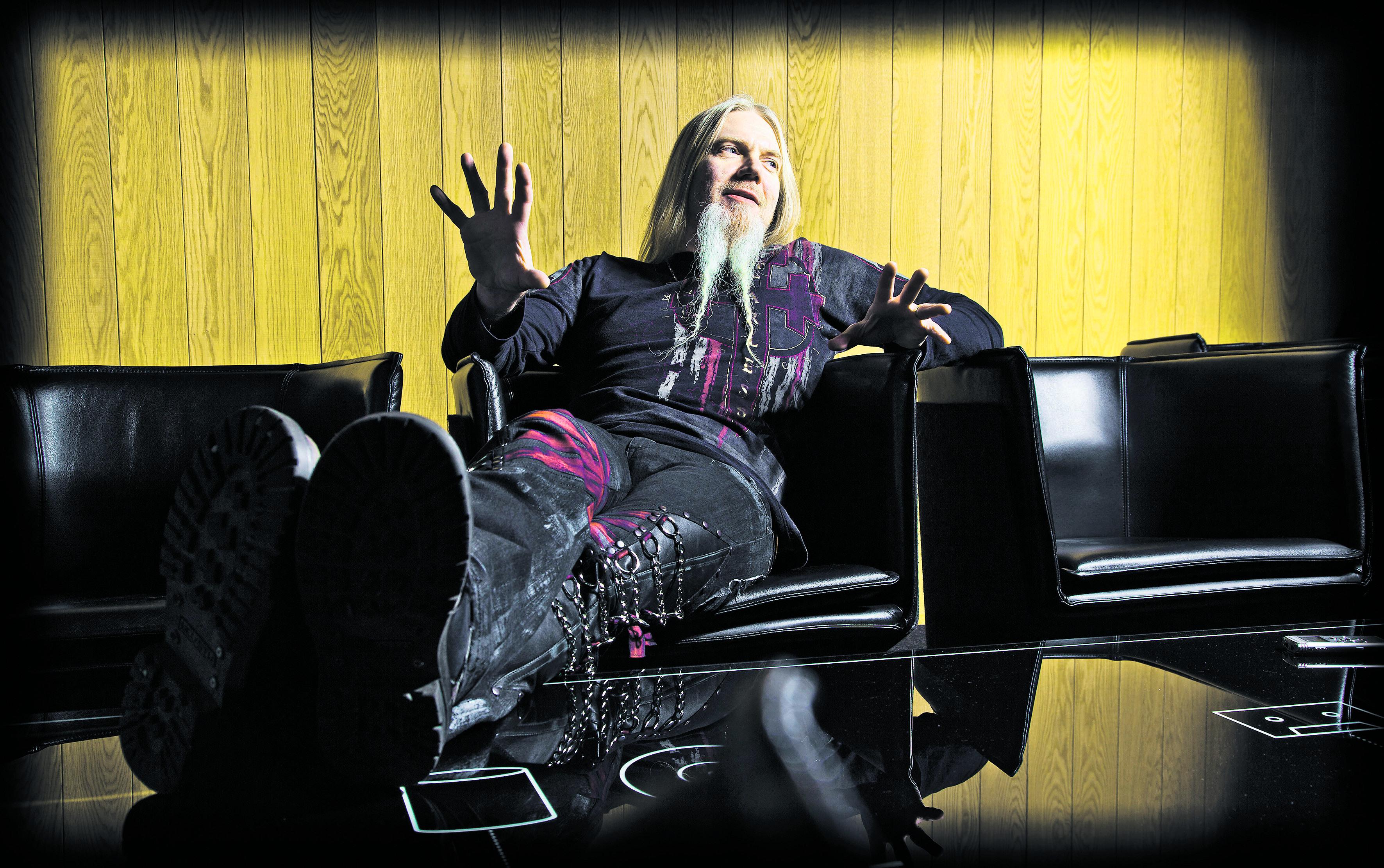 Hyvän puolesta. Marco Hietala ja Raskasta Joulua -kiertue keräävät Lähetysseuran kanssa rahaa kehittyvien maiden vammaisille lapsille.