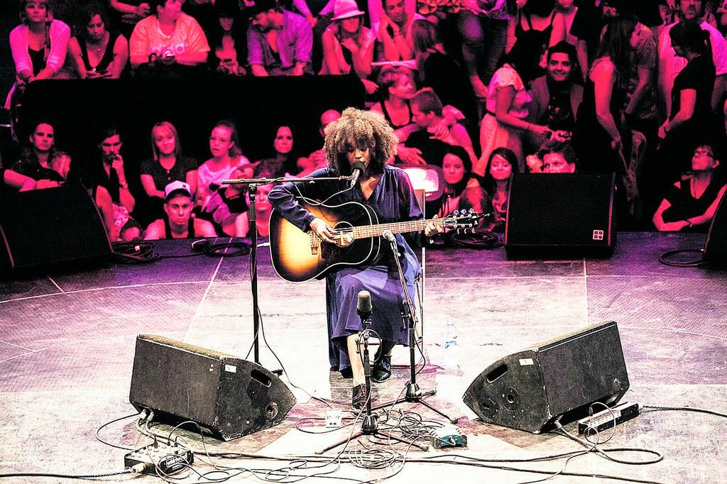 Pelkistetyn lumoavaa. Kehutun Mirel Wagnerin musiikista ja esiintymisestä on riisuttu kaikki ylimääräinen. Kuva: Tomi Palsa / Flow Festival