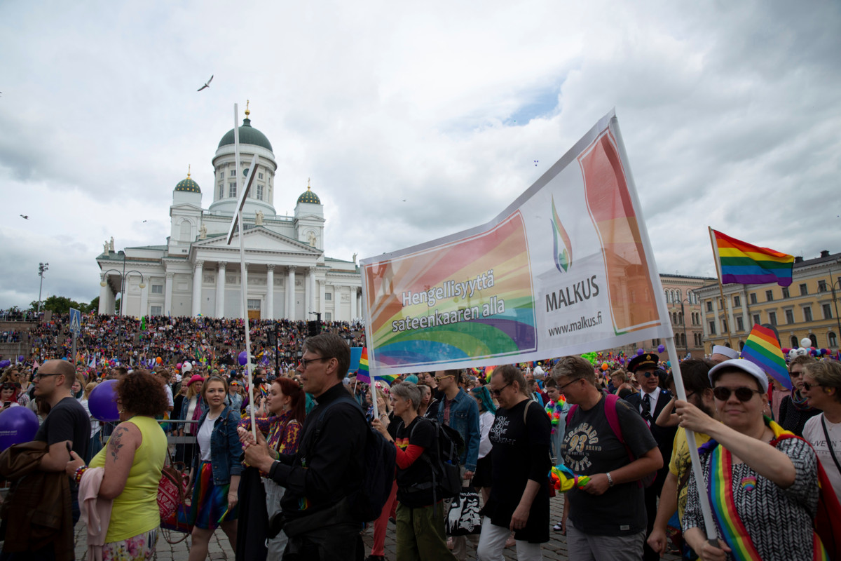 Pride-kulkue lähtee liikkeelle Senaatintorilta. Tässä kuvassa on vuoden 2019 paraatiin osallistuneita. Kuva: Tom Johansson