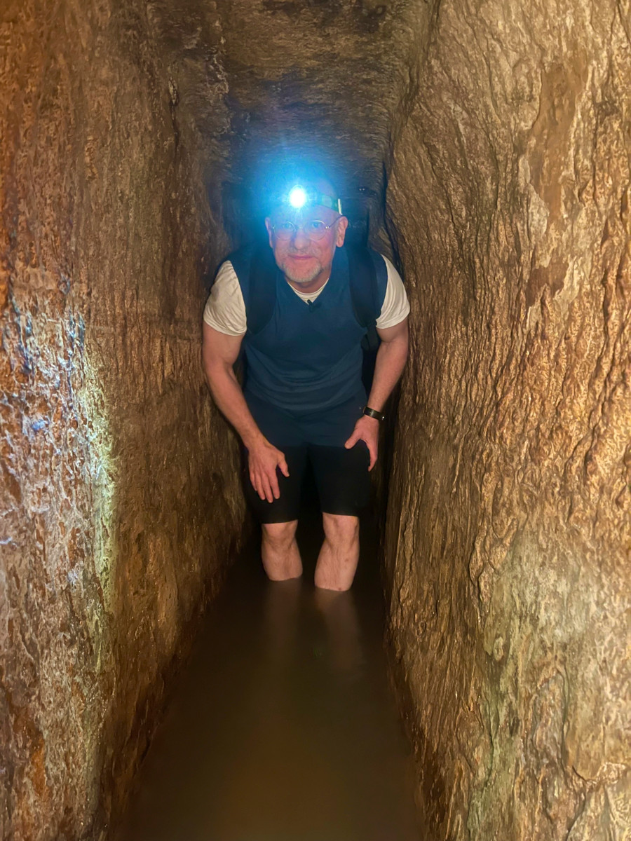 Jari Jolkkonen kahlaa vesitunnelissa, jonka kuningas Hiskia rakennutti ilmeisesti vuoden 700 eKr. tienoilla. Tunneli on yksi Jerusalemin merkittävimmistä arkeologisista löydöistä. 