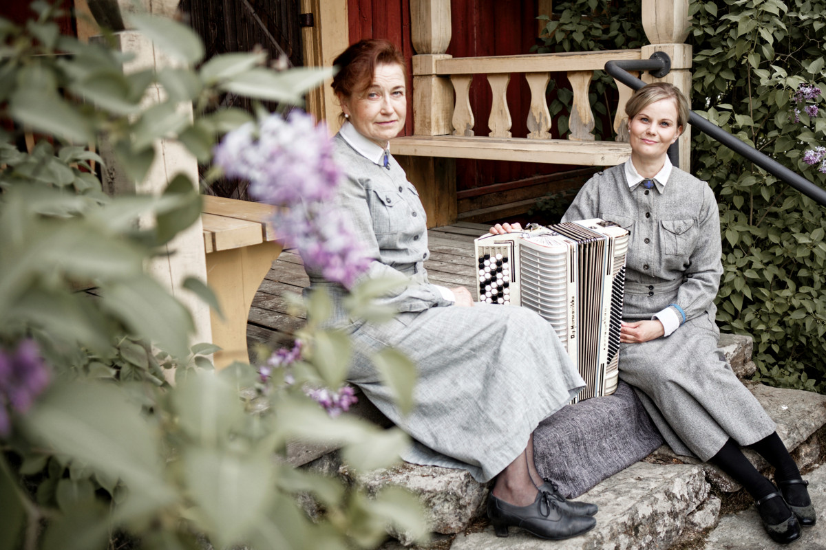 – Tänä päivänä lottapuku on museopuku. Sitä pitää kunnioittaa niin kuin kansallispukua, sanoo Tuija Saura (vas.) vieressään Elina Ukkonen.